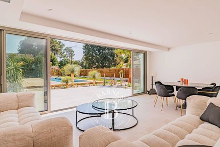 VILLA D’ARCHITECTE STYLE CALIFORNIEN, AVEC PISCINE ET GARAGE