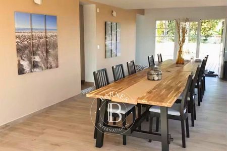 Salon-séjour lumineux avec ouverture sur l’extérieur, villa rare à vendre