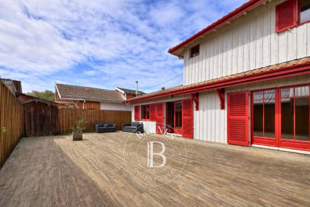 MAISON FAMILIALE EN BOIS DE 110 M² AVEC TERRASSES À PETIT PIQUEY SUR LA PRESQU’ÎLE DU CAP FERRET