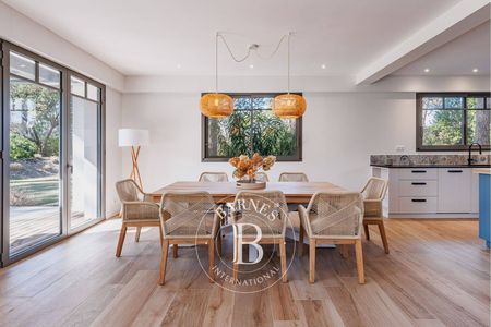 Salon lumineux avec baies vitrées, villa d’exception à Pyla-sur-Mer