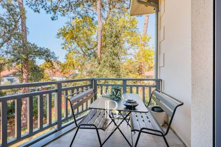 Cuisine ouverte avec îlot central dans appartement haut de gamme