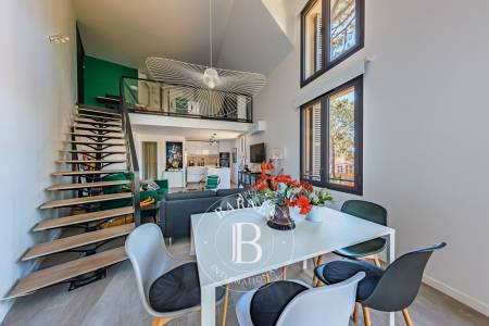 Salon lumineux avec belle hauteur sous plafond à Arcachon