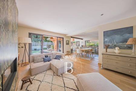 extérieur arboré et pergola ombragée à Pyla