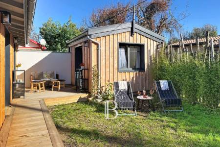 ENSEMBLE DE DEUX MAISONS RÉNOVÉES AU PIED DES DUNES AU CAP FERRET