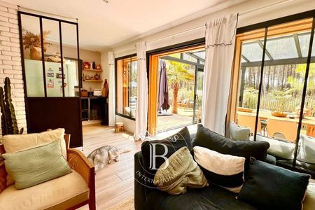 séjour lumineux avec véranda Lège-Cap Ferret immobilier de prestige