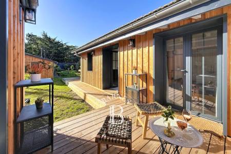 ENSEMBLE DE DEUX MAISONS RÉNOVÉES AU PIED DES DUNES AU CAP FERRET