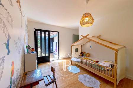 Double garage dans maison de luxe à Arcachon – Barnes