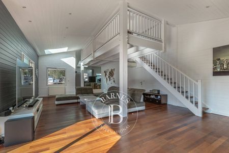 Salon lumineux avec poêle à bois, villa chaleureuse au Pyla-sur-Mer