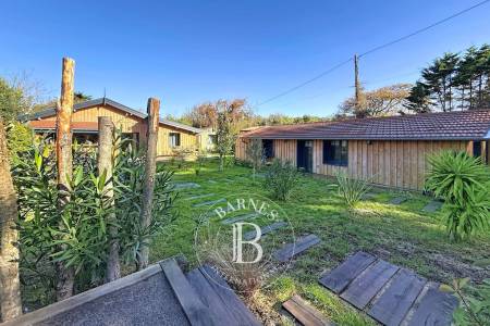 ENSEMBLE DE DEUX MAISONS RÉNOVÉES AU PIED DES DUNES AU CAP FERRET