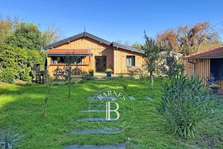 ENSEMBLE DE DEUX MAISONS RÉNOVÉES AU PIED DES DUNES AU CAP FERRET