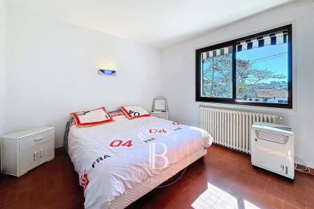 VILLA À RÉNOVER AVEC STUDIO INDÉPENDANT SUR TERRAIN DE 1 200 M² AU DOMAINE DE LA FORÊT À ARCACHON