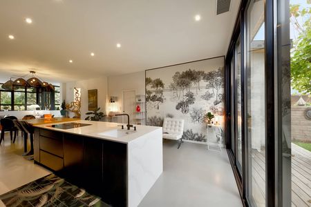 SITUEE EN CENTRE VILLE D'ARCACHON MAGNIFIQUE VILLA SUPERBEMENT RÉNOVÉE 6 PIECES PISCINE