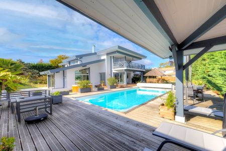 GRANDE VILLA D'ARCHITECTE AVEC PISCINE ET DEPENDANCES GUJAN MESTRAS