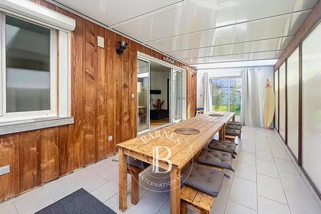 Piscine au sel avec terrasse et pool house aménagé