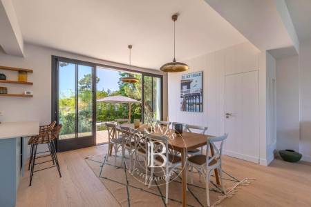 Terrasse en bois avec accès direct depuis le séjour – Cap Ferret