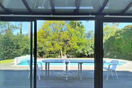 VILLA À RÉNOVER AVEC STUDIO INDÉPENDANT SUR TERRAIN DE 1 200 M² AU DOMAINE DE LA FORÊT À ARCACHON