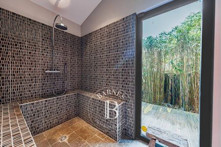 Jardin arboré de 900 m², possibilité de piscine, maison rare à vendre