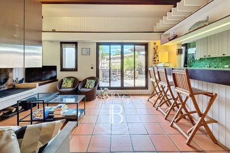 APPARTEMENT T5 EN DUPLEX AVEC TERRASSE EN CŒUR DE VILLAGE – CAP FERRET