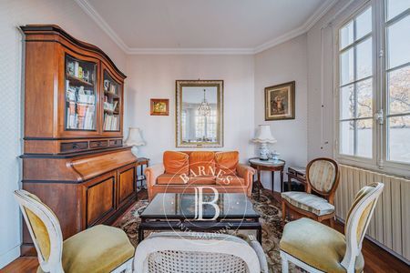 Pièce de vie spacieuse avec hauteur sous plafond à Arcachon - immobilier de luxe.