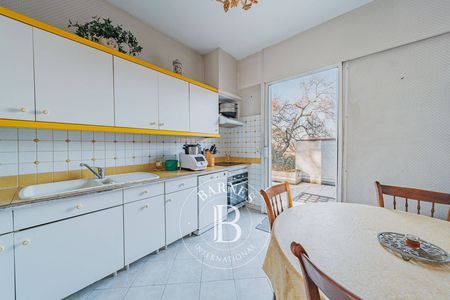 Chambre spacieuse avec vue sur le jardin à Arcachon - immobilier de prestige.