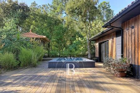 PROPRIÉTÉ AVEC DÉPENDANCES ET PISCINE DANS LE VILLAGE L’HERBE, SUR LA PRESQU’ÎLE DU CAP FERRET