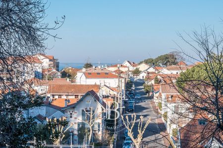 Cuisine lumineuse dans une villa à rénover à Arcachon.