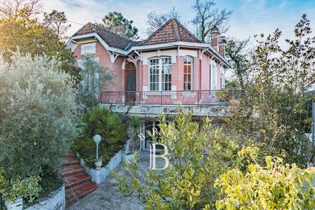 Charmante villa en briques des années 30 à Arcachon - immobilier de prestige.