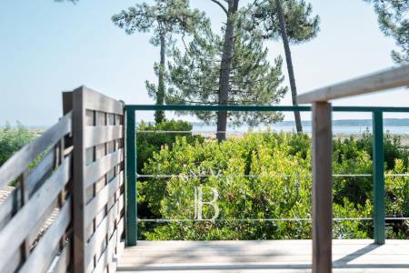 VILLA EN PREMIÈRE LIGNE AVEC VUE PANORAMIQUE SUR LE BASSIN AU CAP FERRET