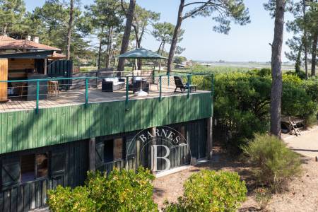 VILLA EN PREMIÈRE LIGNE AVEC VUE PANORAMIQUE SUR LE BASSIN AU CAP FERRET