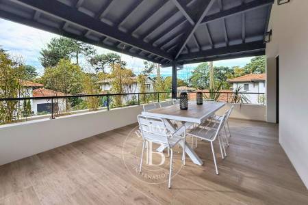 VILLA NEUVE D'EXCEPTION DE 255 M² AVEC PISCINE ET SPA AUX ABATILLES À ARCACHON