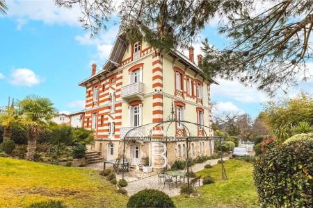 villa historique avec garage et dépendance