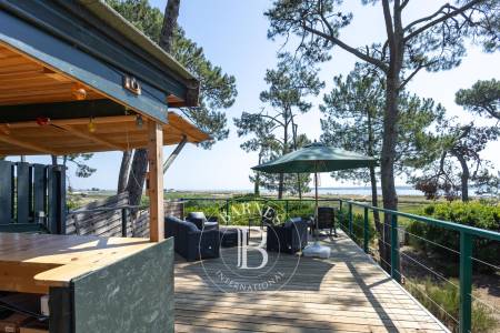 VILLA EN PREMIÈRE LIGNE AVEC VUE PANORAMIQUE SUR LE BASSIN AU CAP FERRET