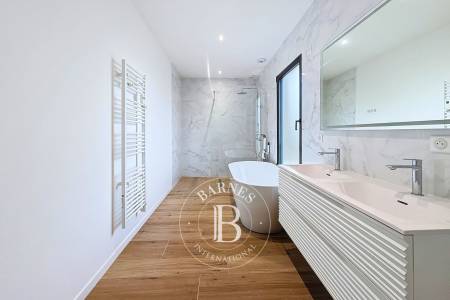 VILLA NEUVE D'EXCEPTION DE 255 M² AVEC PISCINE ET SPA AUX ABATILLES À ARCACHON