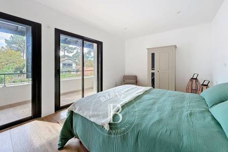 VILLA NEUVE D'EXCEPTION DE 255 M² AVEC PISCINE ET SPA AUX ABATILLES À ARCACHON