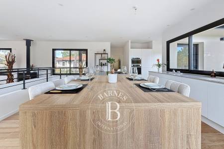 VILLA NEUVE D'EXCEPTION DE 255 M² AVEC PISCINE ET SPA AUX ABATILLES À ARCACHON
