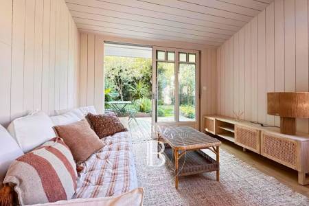 Séjour lumineux avec cuisine américaine – Barnes Cap Ferret