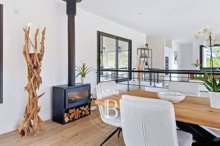 VILLA NEUVE D'EXCEPTION DE 255 M² AVEC PISCINE ET SPA AUX ABATILLES À ARCACHON