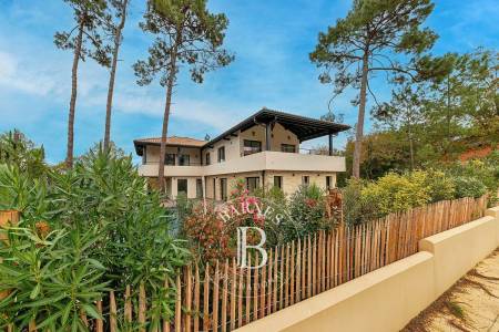 VILLA NEUVE D'EXCEPTION DE 255 M² AVEC PISCINE ET SPA AUX ABATILLES À ARCACHON