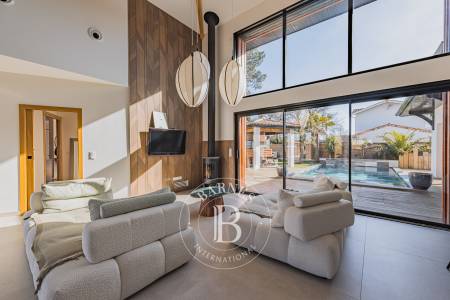 VILLA CONTEMPORAINE DE 238 M² AVEC STUDIO INDÉPENDANT ET PISCINE À LA TESTE-DE-BUCH