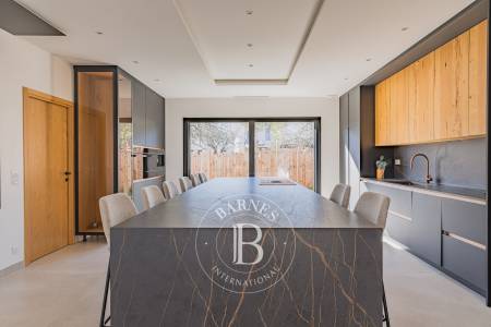 VILLA CONTEMPORAINE DE 238 M² AVEC STUDIO INDÉPENDANT ET PISCINE À LA TESTE-DE-BUCH