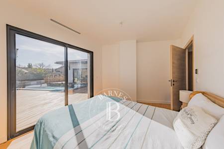 VILLA CONTEMPORAINE DE 238 M² AVEC STUDIO INDÉPENDANT ET PISCINE À LA TESTE-DE-BUCH