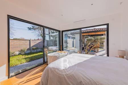 VILLA CONTEMPORAINE DE 238 M² AVEC STUDIO INDÉPENDANT ET PISCINE À LA TESTE-DE-BUCH