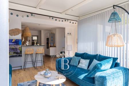 MAISON DE CHARME, RÉNOVÉE, AVEC TERRASSE ET GARAGE EN VILLE DE PRINTEMPS À ARCACHON