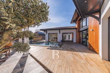 VILLA CONTEMPORAINE DE 238 M² AVEC STUDIO INDÉPENDANT ET PISCINE À LA TESTE-DE-BUCH