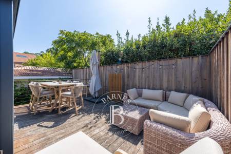 MAISON DE CHARME, RÉNOVÉE, AVEC TERRASSE ET GARAGE EN VILLE DE PRINTEMPS À ARCACHON