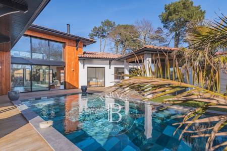 VILLA CONTEMPORAINE DE 238 M² AVEC STUDIO INDÉPENDANT ET PISCINE À LA TESTE-DE-BUCH