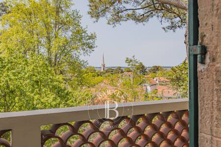 VILLA HISTORIQUE D’EXCEPTION DE 272 M² À RÉNOVER EN VILLE D’HIVER AVEC TERRAIN DE 1300 M²