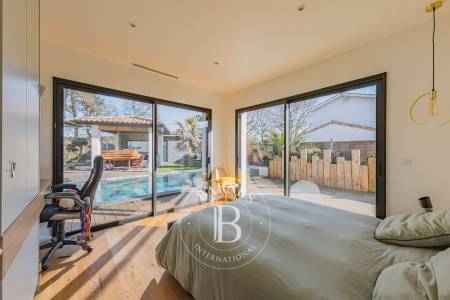 VILLA CONTEMPORAINE DE 238 M² AVEC STUDIO INDÉPENDANT ET PISCINE À LA TESTE-DE-BUCH