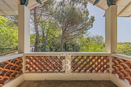 VILLA HISTORIQUE D’EXCEPTION DE 272 M² À RÉNOVER EN VILLE D’HIVER AVEC TERRAIN DE 1300 M²