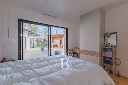 VILLA CONTEMPORAINE DE 238 M² AVEC STUDIO INDÉPENDANT ET PISCINE À LA TESTE-DE-BUCH